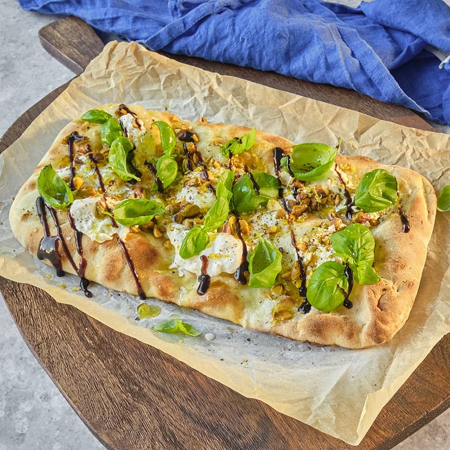 Pinsa med burrata, pistage och citron